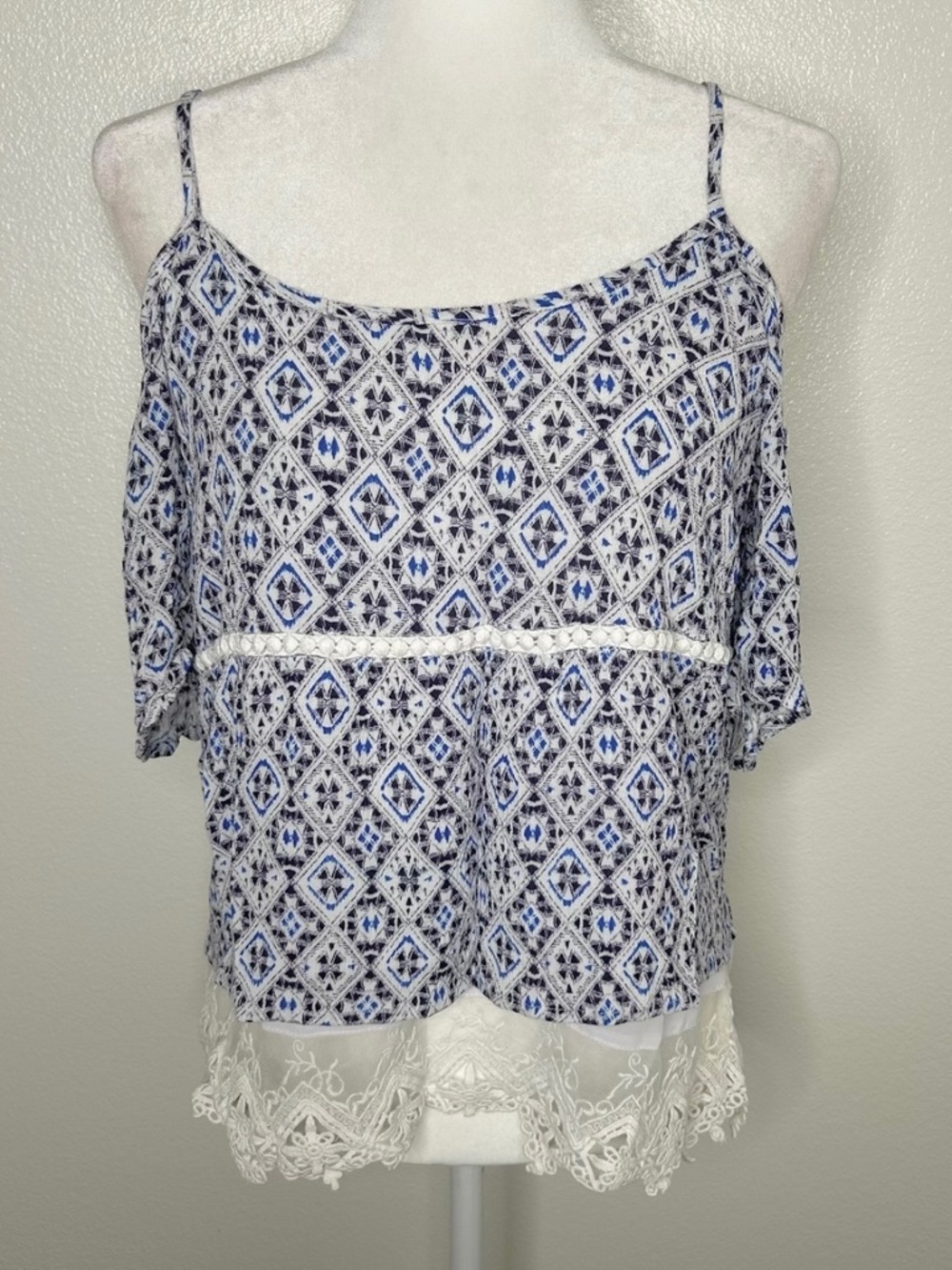 Skies are Blue Stitch Fix Womens Diamond Print Cold Shoulder Lace Hem Top Size S